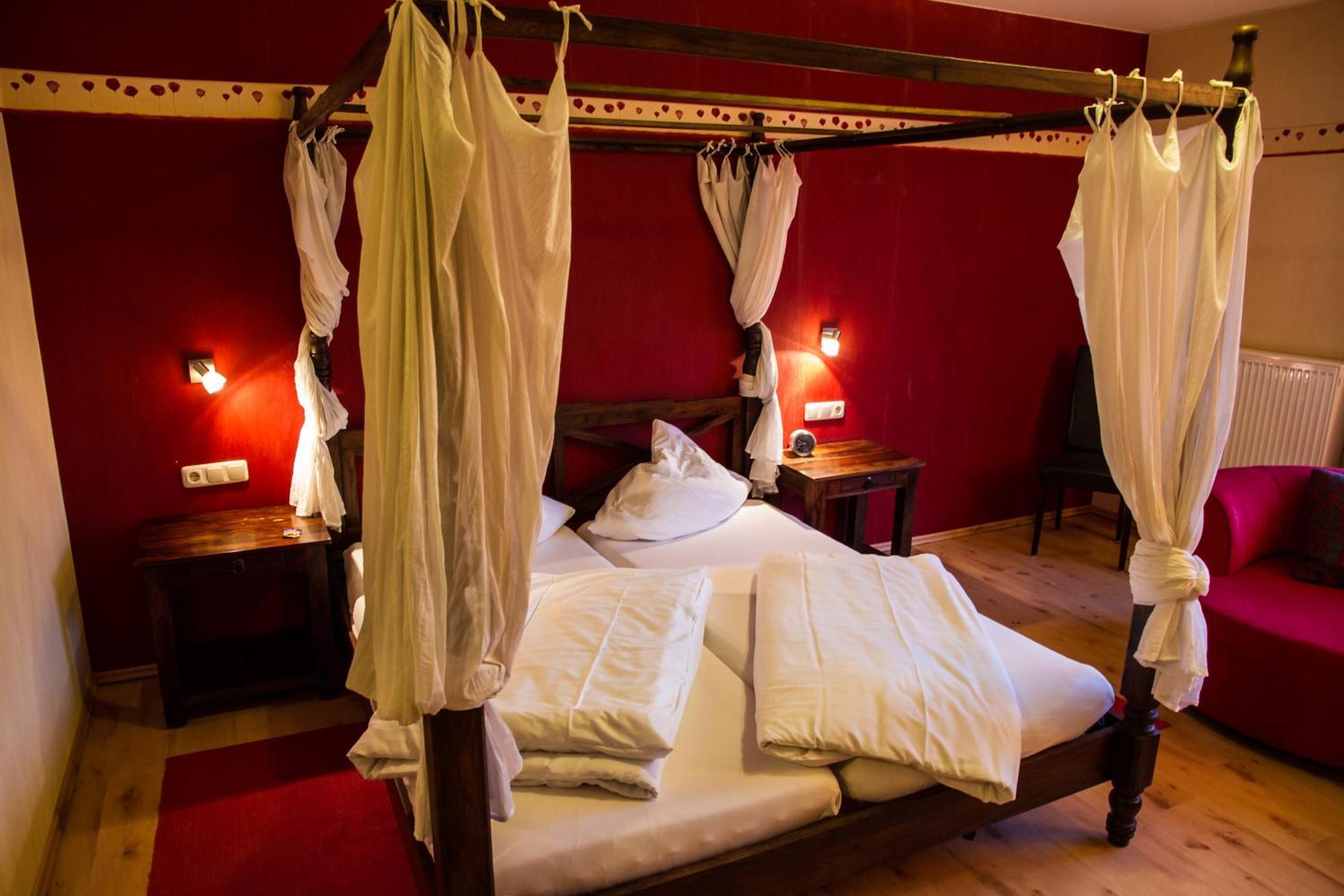 Weingut Weinstube Weinhotel Wolf Harxheim Exteriör bild